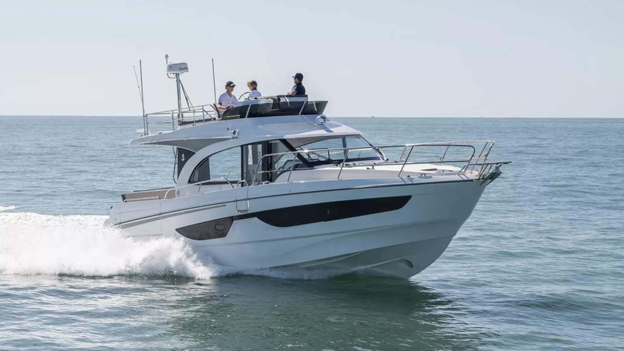 Antares 11 Fly - Beneteau. Gemeinschaft