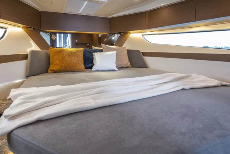 Antares 11 Fly - beneteau.com