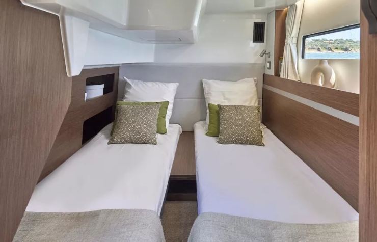 Antares 12 Coupé - ponte superiore - beneteau.com