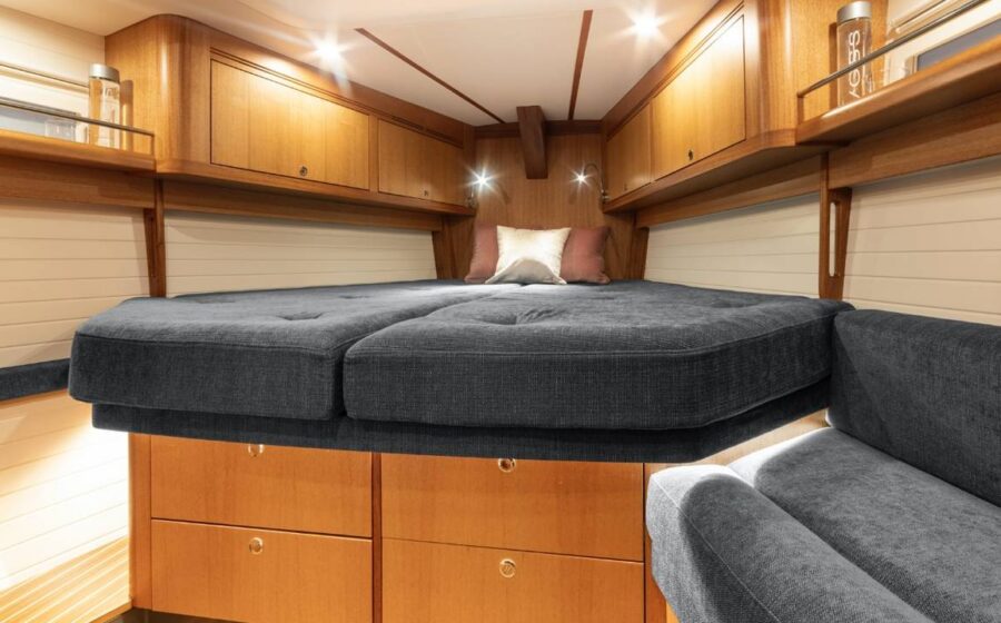 Cabina dell’Arcona 435 Mk II con interni in legno