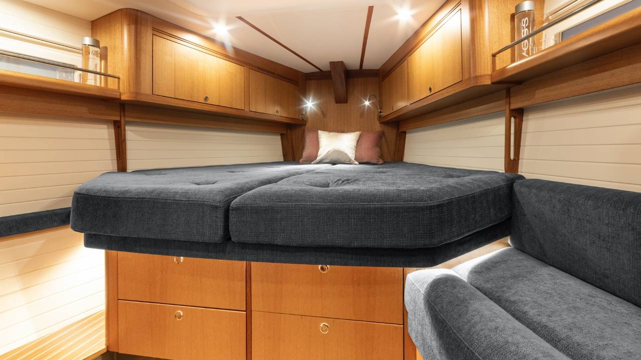 Cabina dell’Arcona 435 Mk II con interni in legno