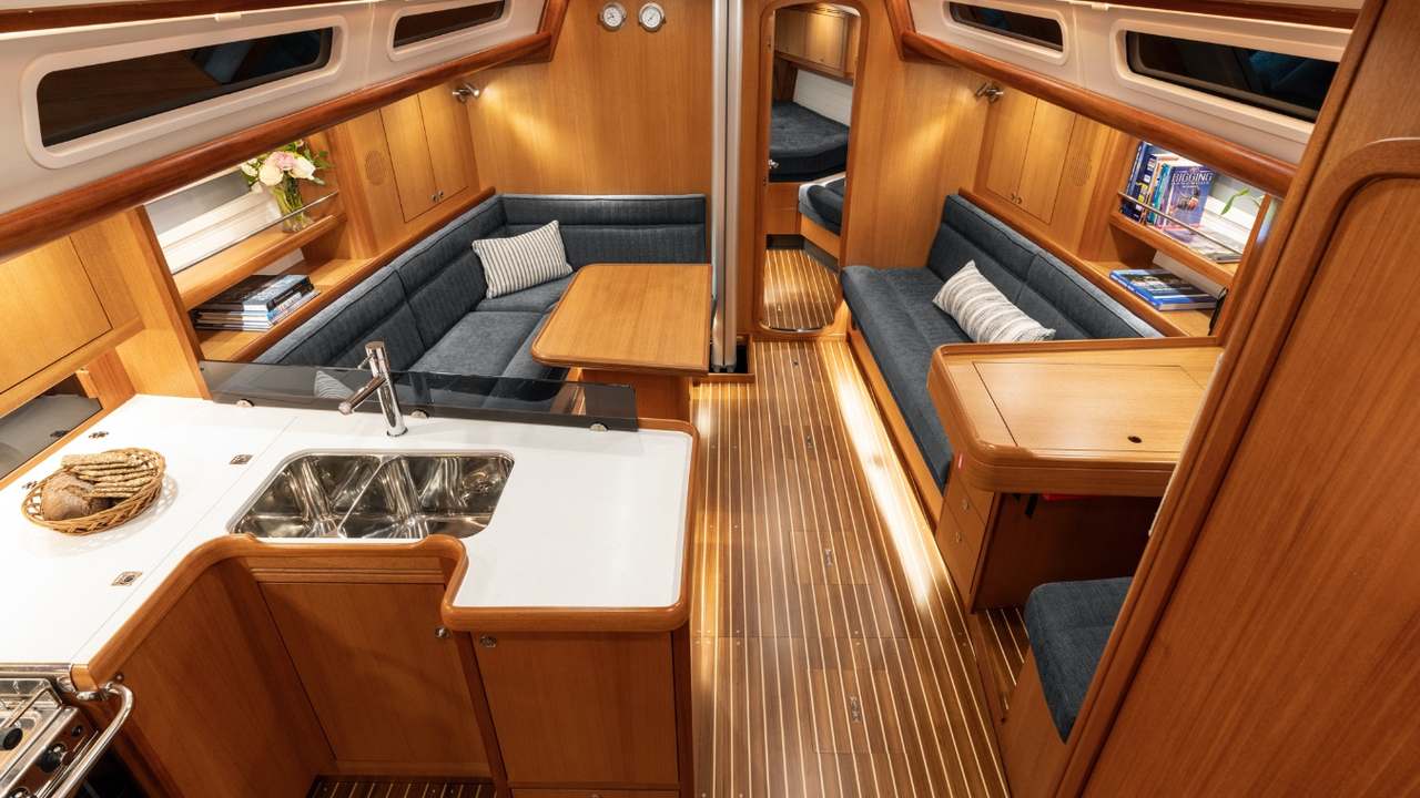Dinette e cucina dell’Arcona 435 Mk II