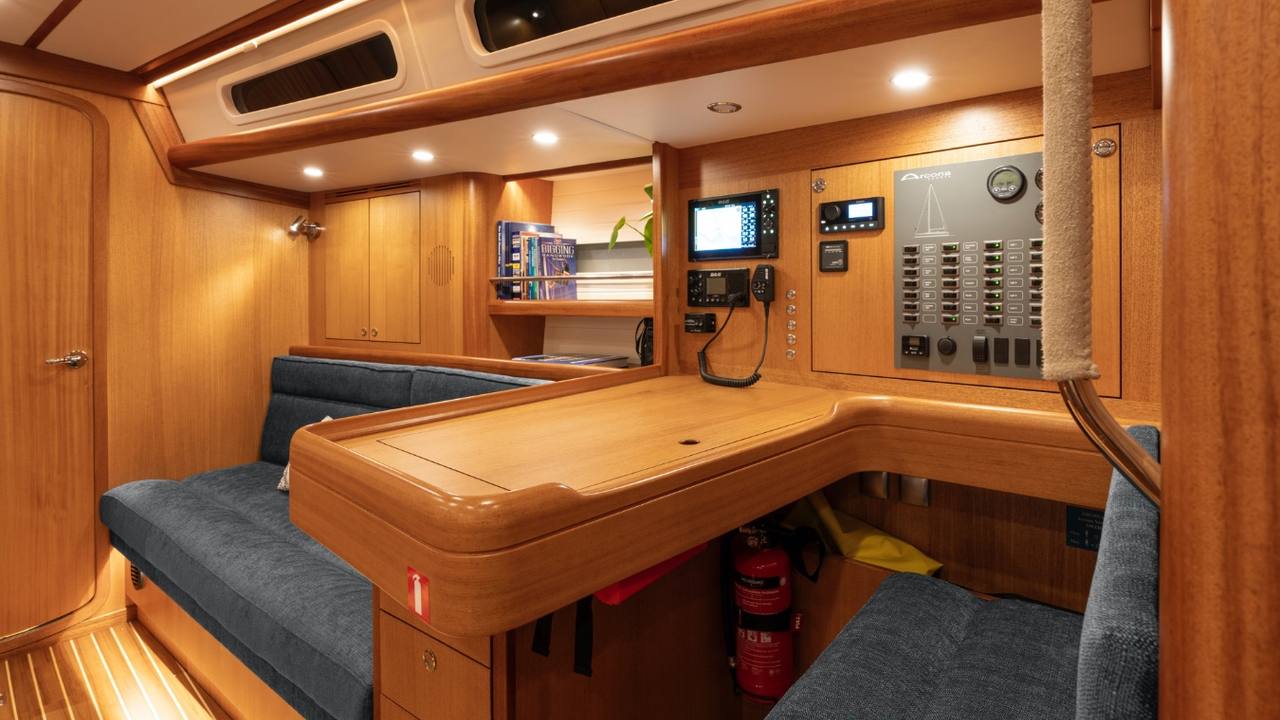Postazione carteggio dell’Arcona 435 Mk II