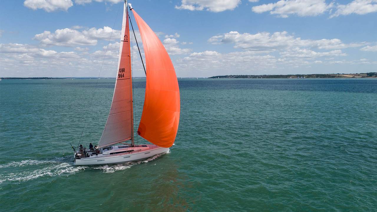 Arcona 435 Mk II in navigazione con gennaker arancione