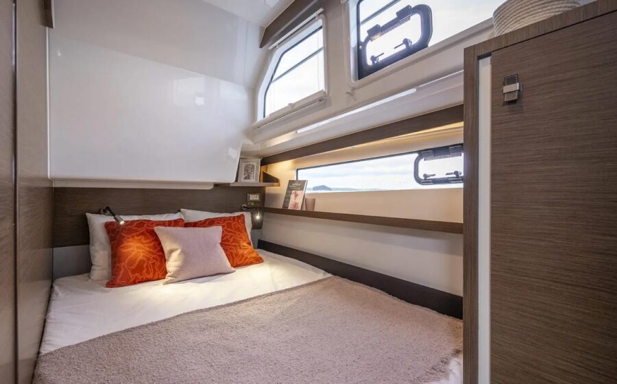 Cabina del Delphia 11 Sedan