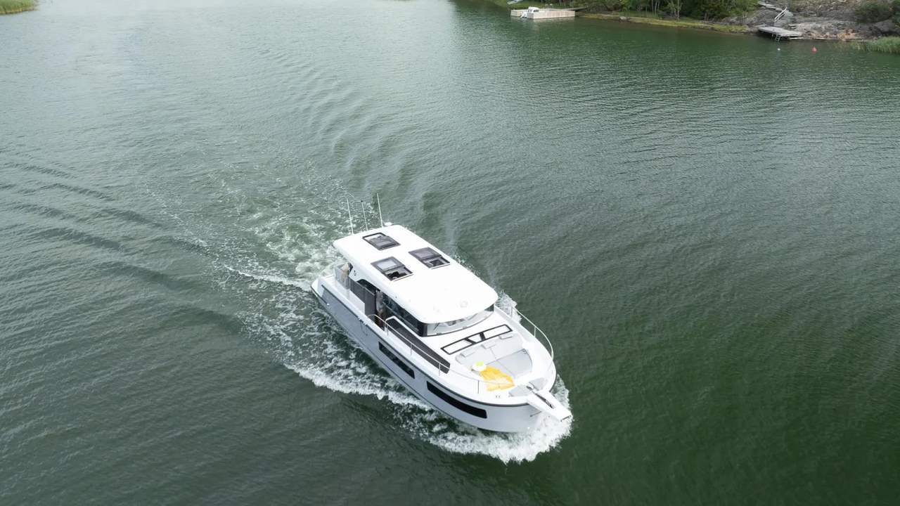 Delphia 11 Sedan in navigation seen from above