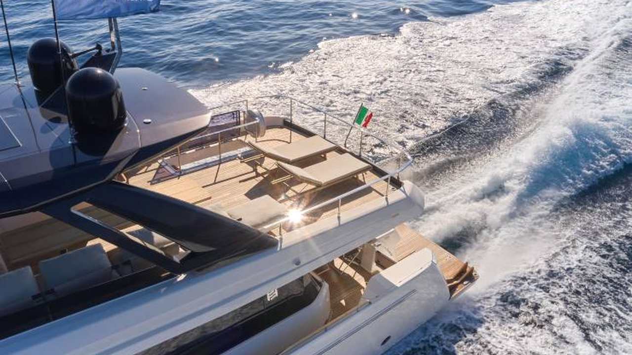 Poppa del Ferretti Yachts 780