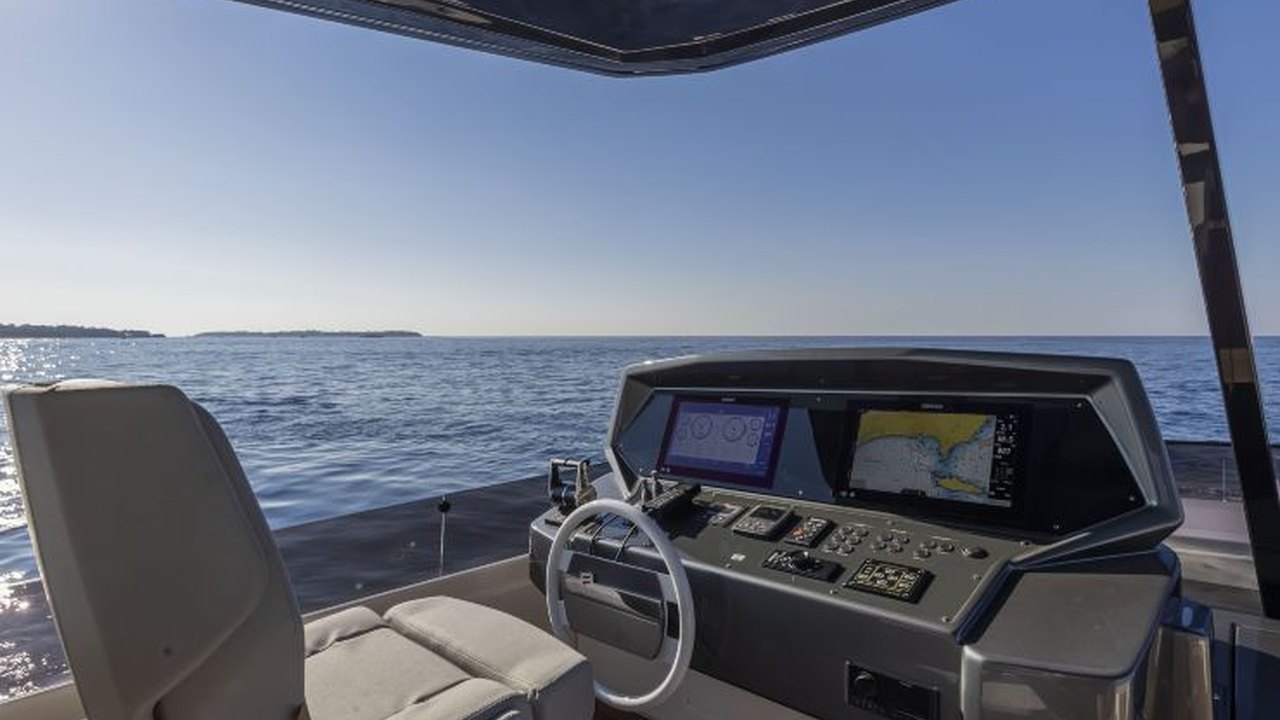 Plancia superiore del Ferretti Yachts 780
