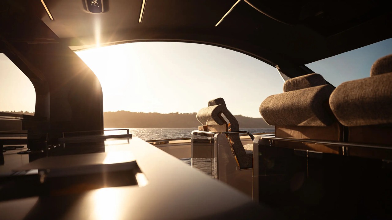 Invictus TT550 bridge and control seats