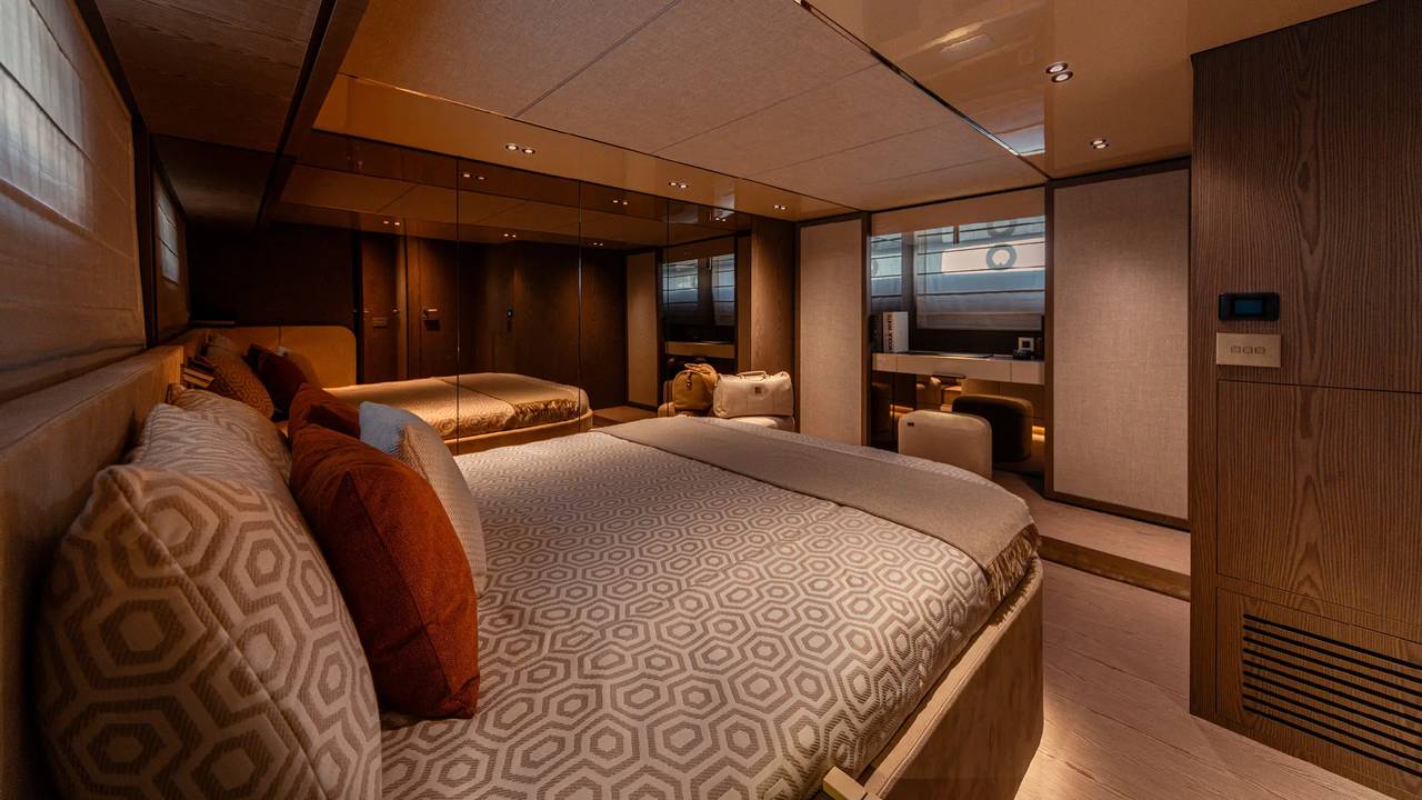 Invictus TT550 shipowning cabin