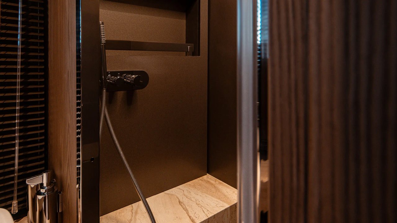 Invictus TT550 lower deck corridor