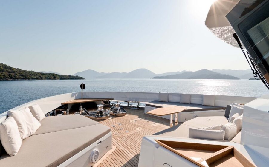 Area lounge di prua del Numarine 22XP