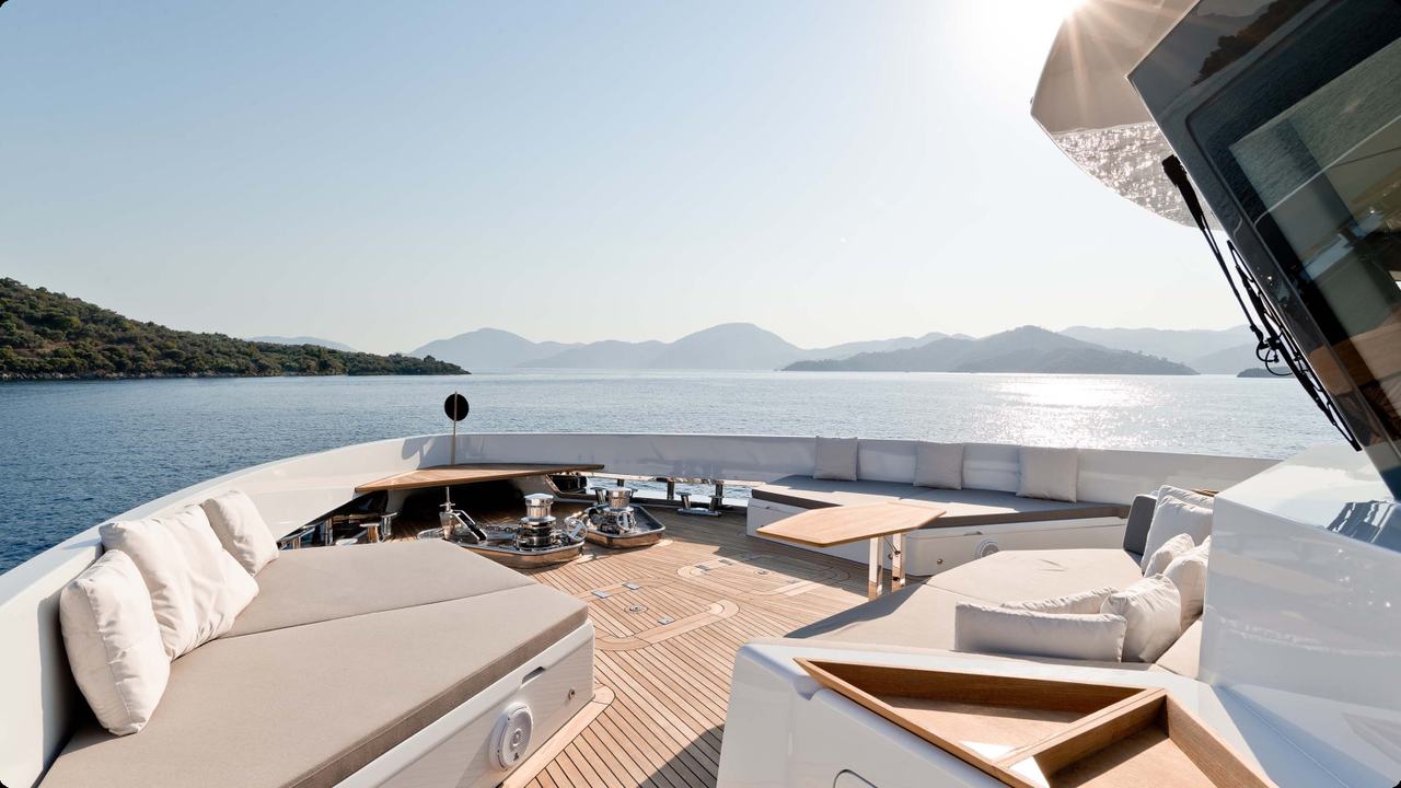 Area lounge di prua del Numarine 22XP