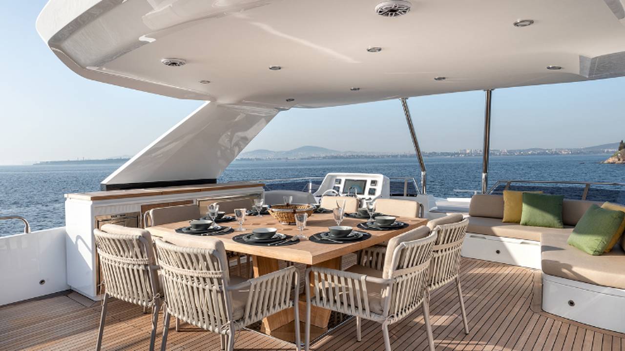 Tavolo sul flybridge del Numarine 22XP