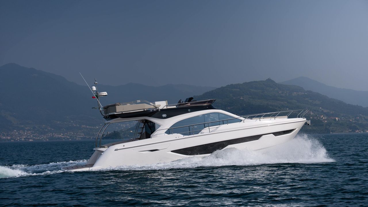 Sessa F48 in navigazione visto di prua