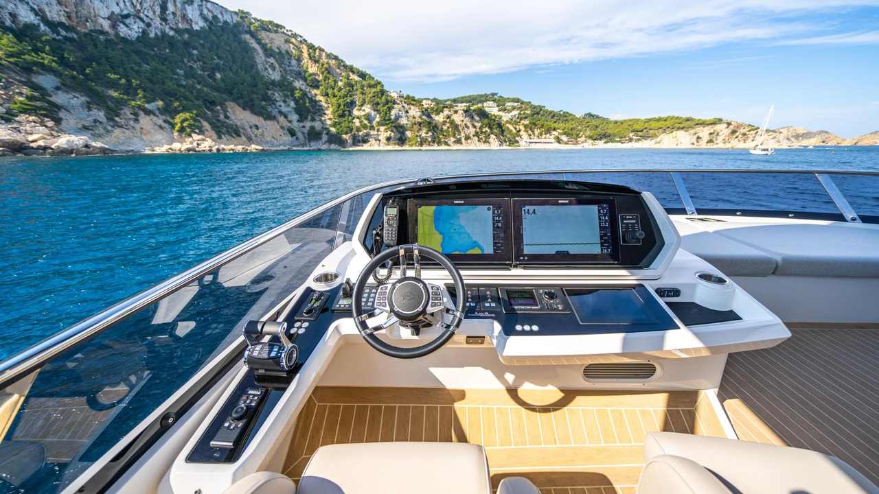 Sunseeker 90 Ocean flybridge bridge