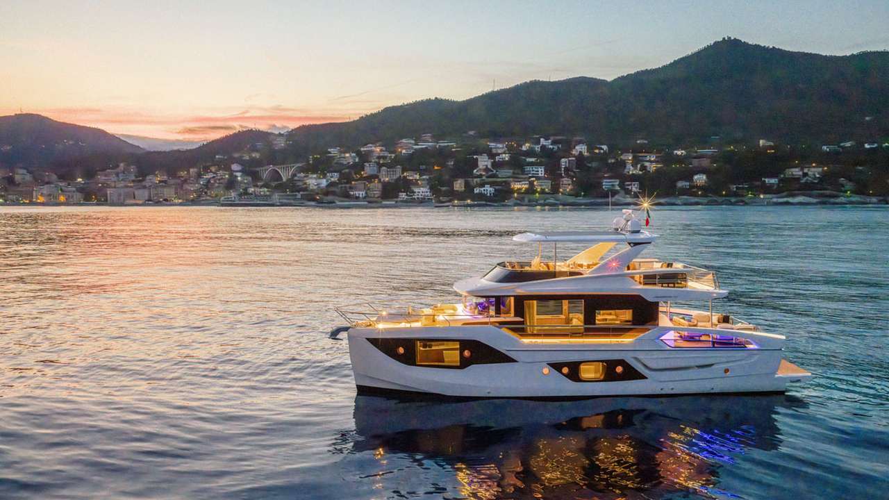 Navetta absoluta 62 ao pôr-do-sol