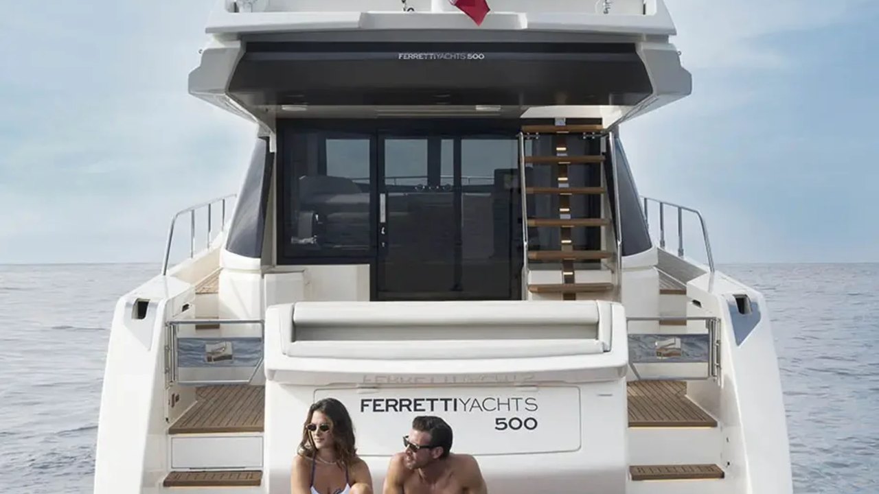 Specchio di poppa del Ferretti Yachts 500