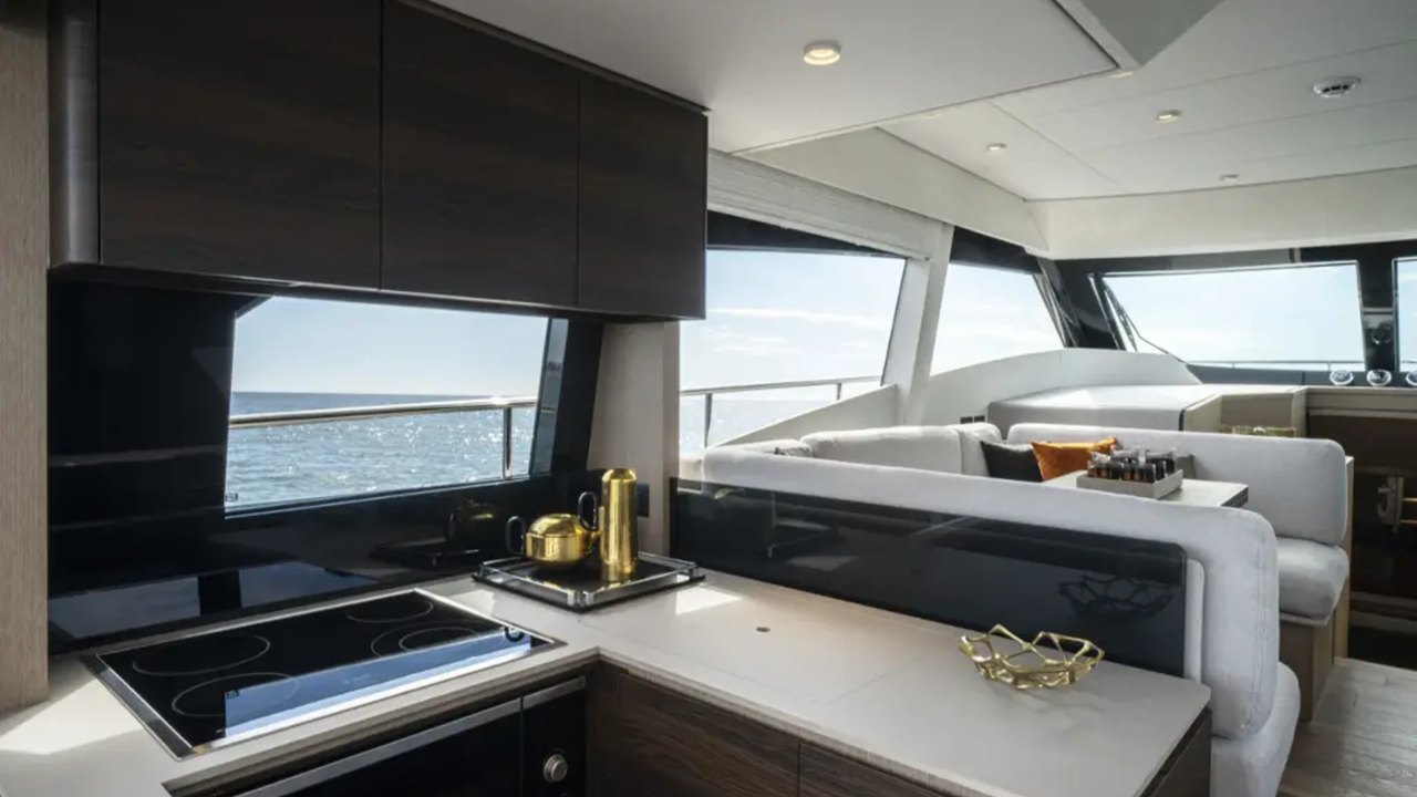 Cucina e salone del Ferretti Yachts 500