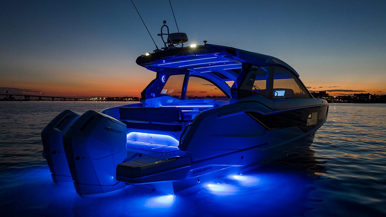 Galeon 375 GTO in navigazione notturna