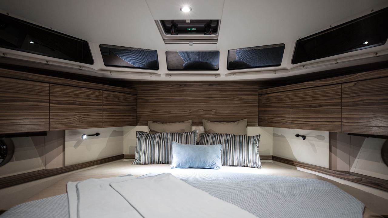 Cabina prodiera del Greenline 48 Fly