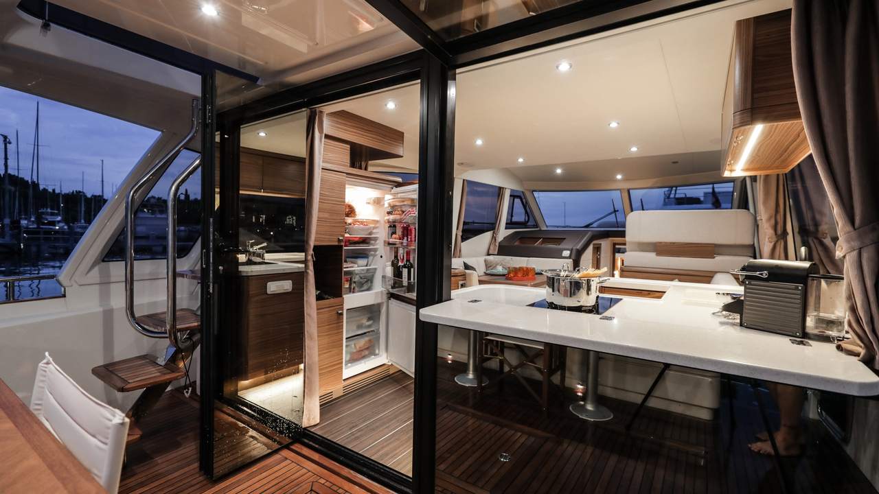 Pozzetto e cucina esterna del Greenline 48 Fly