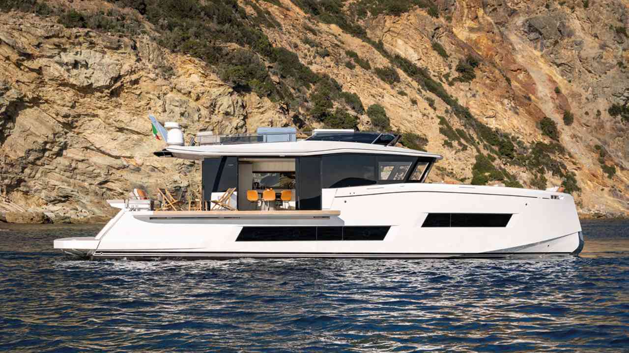 Pardo E72 in mare visto di fianco