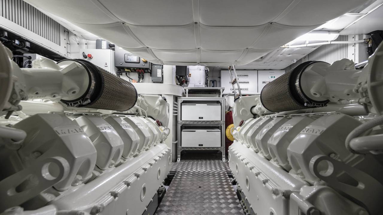 Pershing 6X sala de máquinas