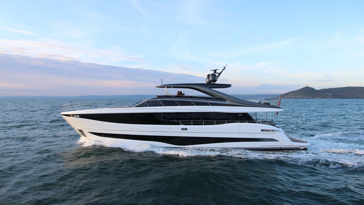 Princesse Y95 vue latérale