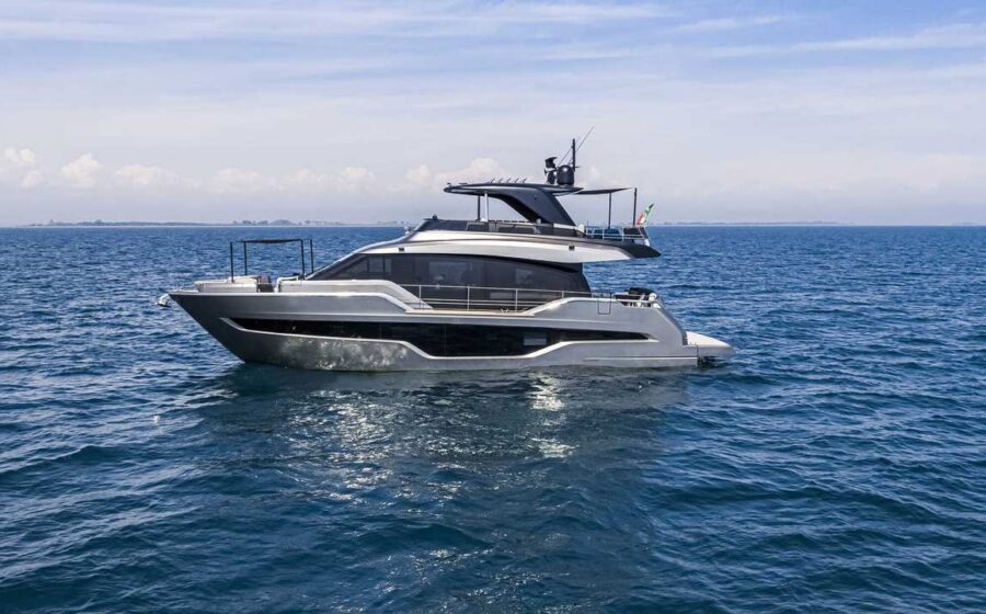 Cranchi Sessantasette 67 fermo in mare