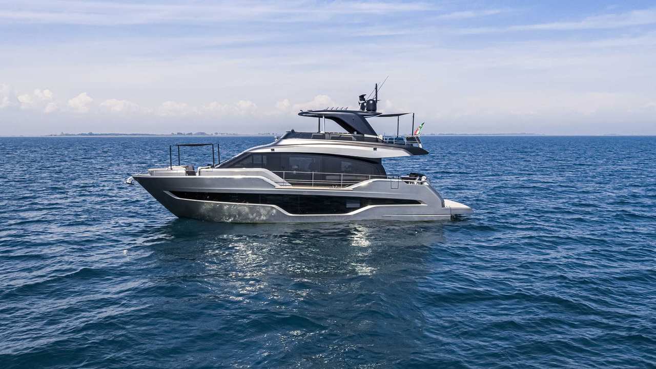 Cranchi Sessantasette 67 fermo in mare