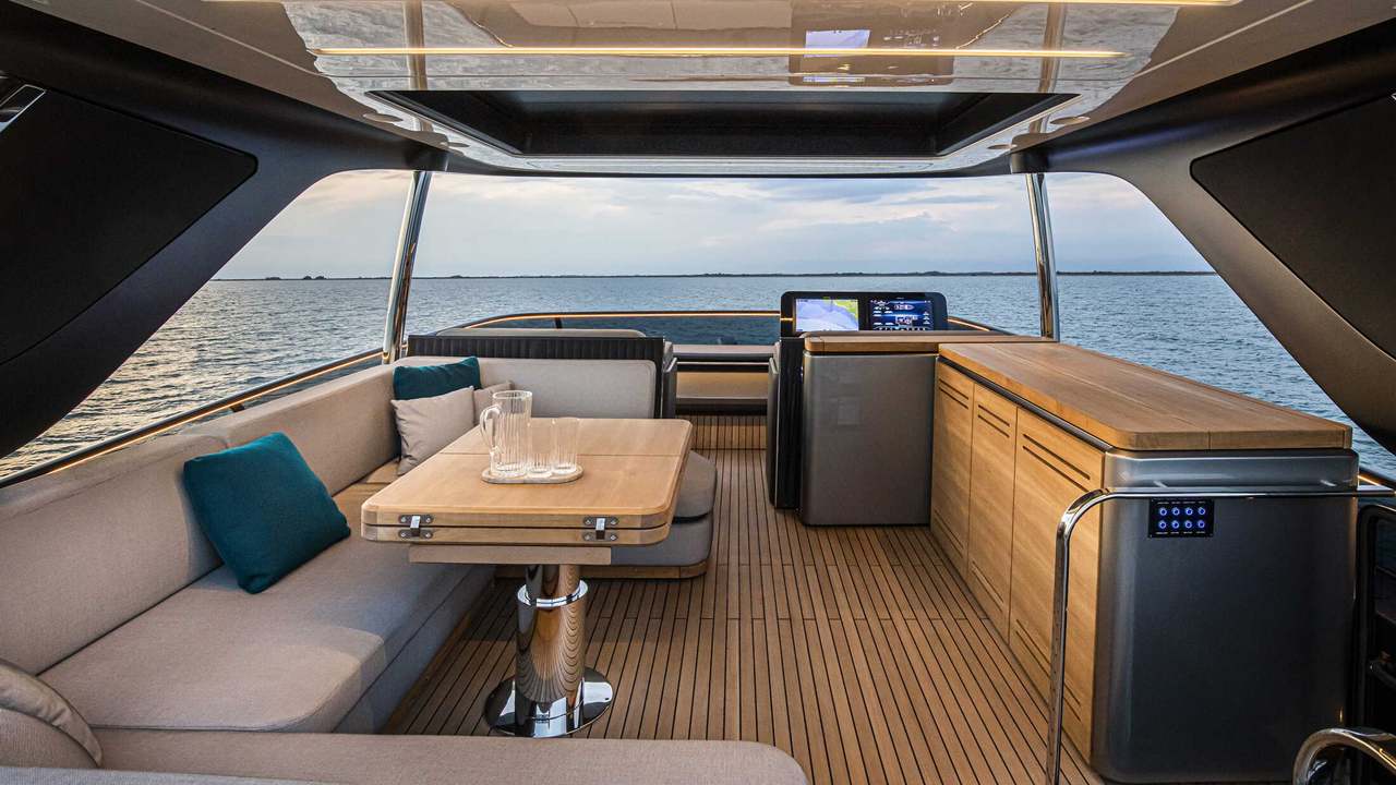 Zona conviviale del flybridge del Cranchi Sessantasette 67