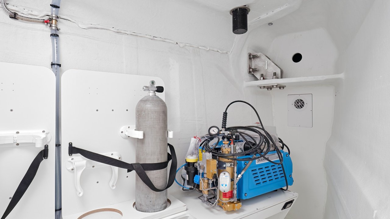 Compartimento técnico da Lagoa Sessenta 7 com equipamento instalado