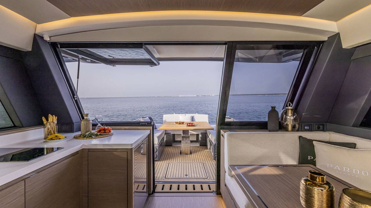 Cucina del Pardo GT52 aperta verso il pozzetto