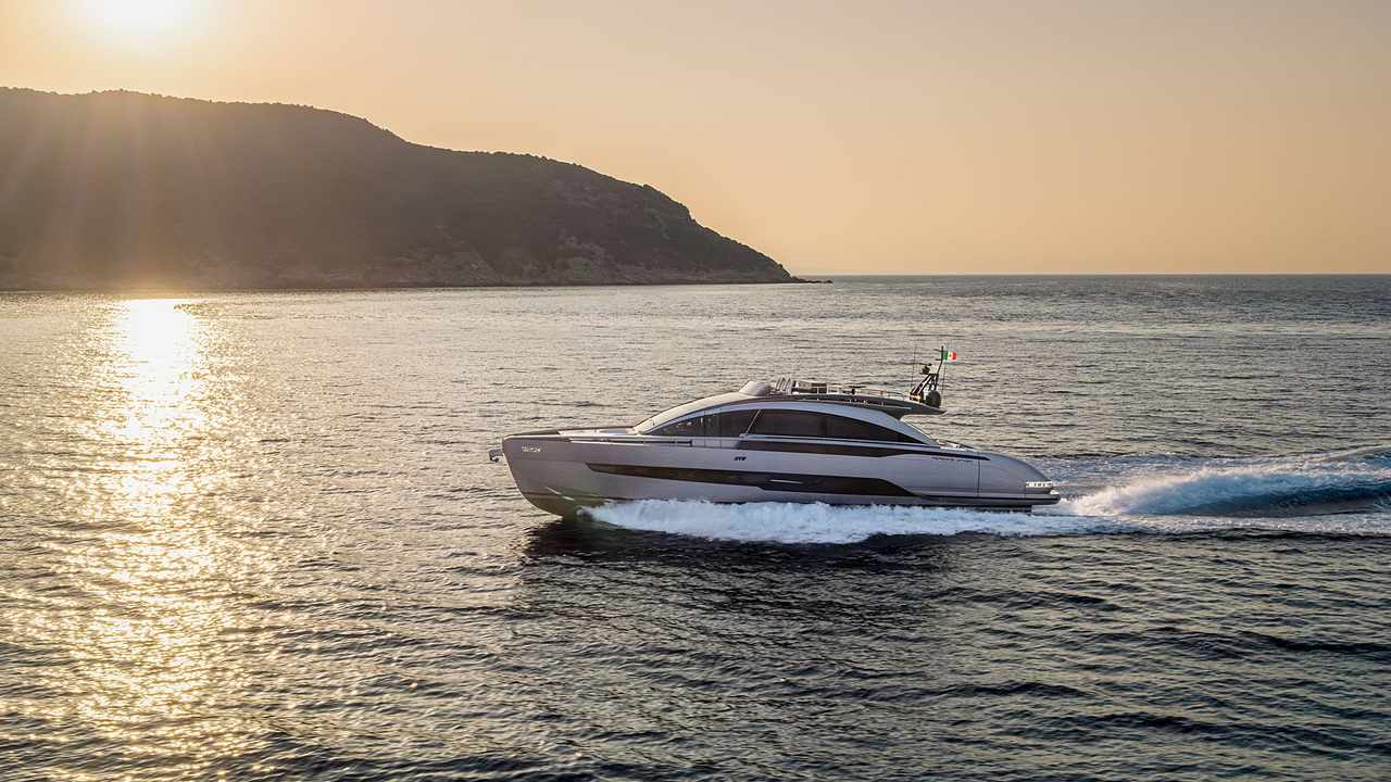 Profilo del Pershing GTX80 in navigazione al tramonto