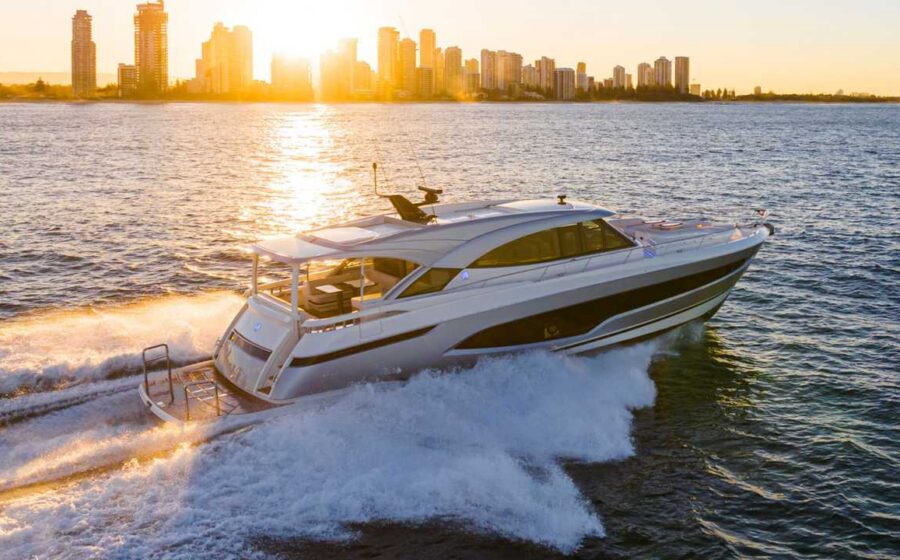 Riviera 6800 Sport Yacht em navega&ccedil;&atilde;o
