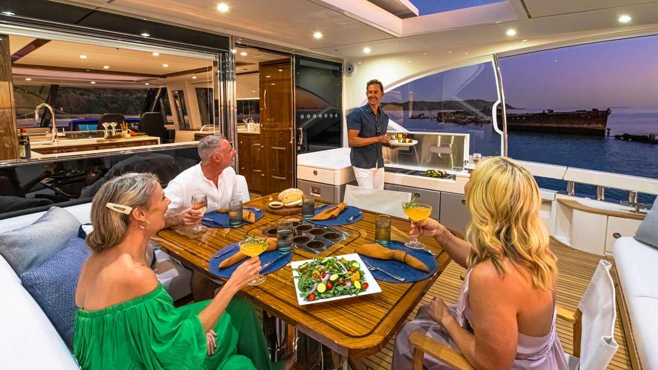 Pozzetto del Riviera 6800 Sport Yacht