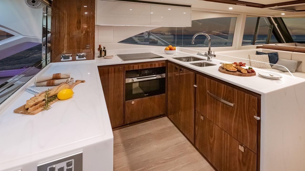Riviera cuisine 6800 Sport Yacht