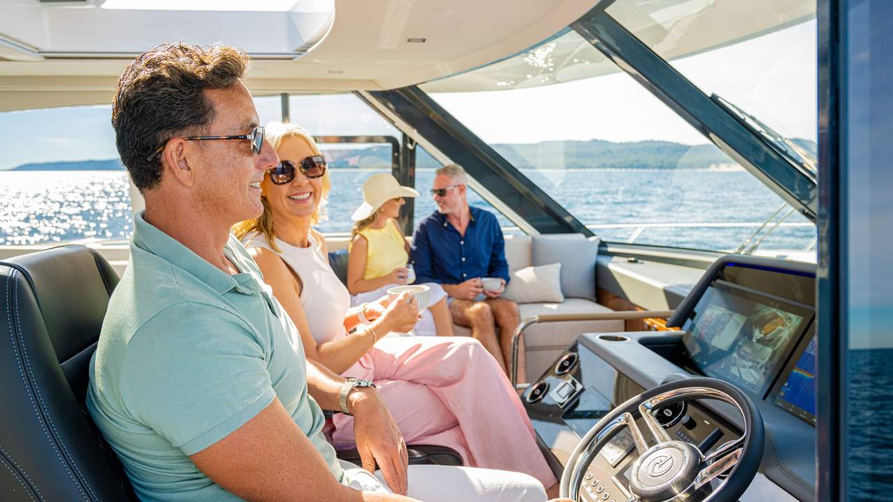 Plancia del Riviera 6800 Sport Yacht