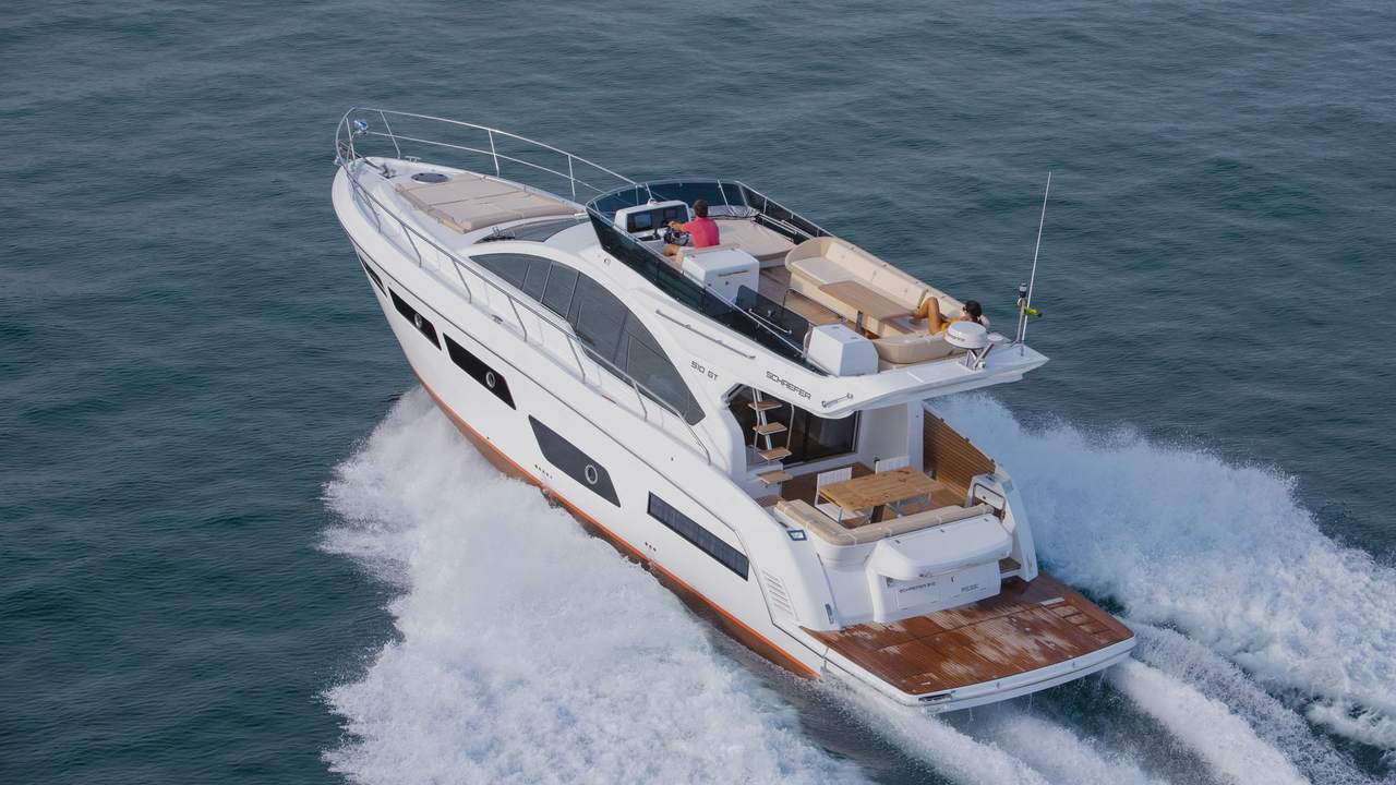 Schaefer 510 GT in navigazione vista da poppa