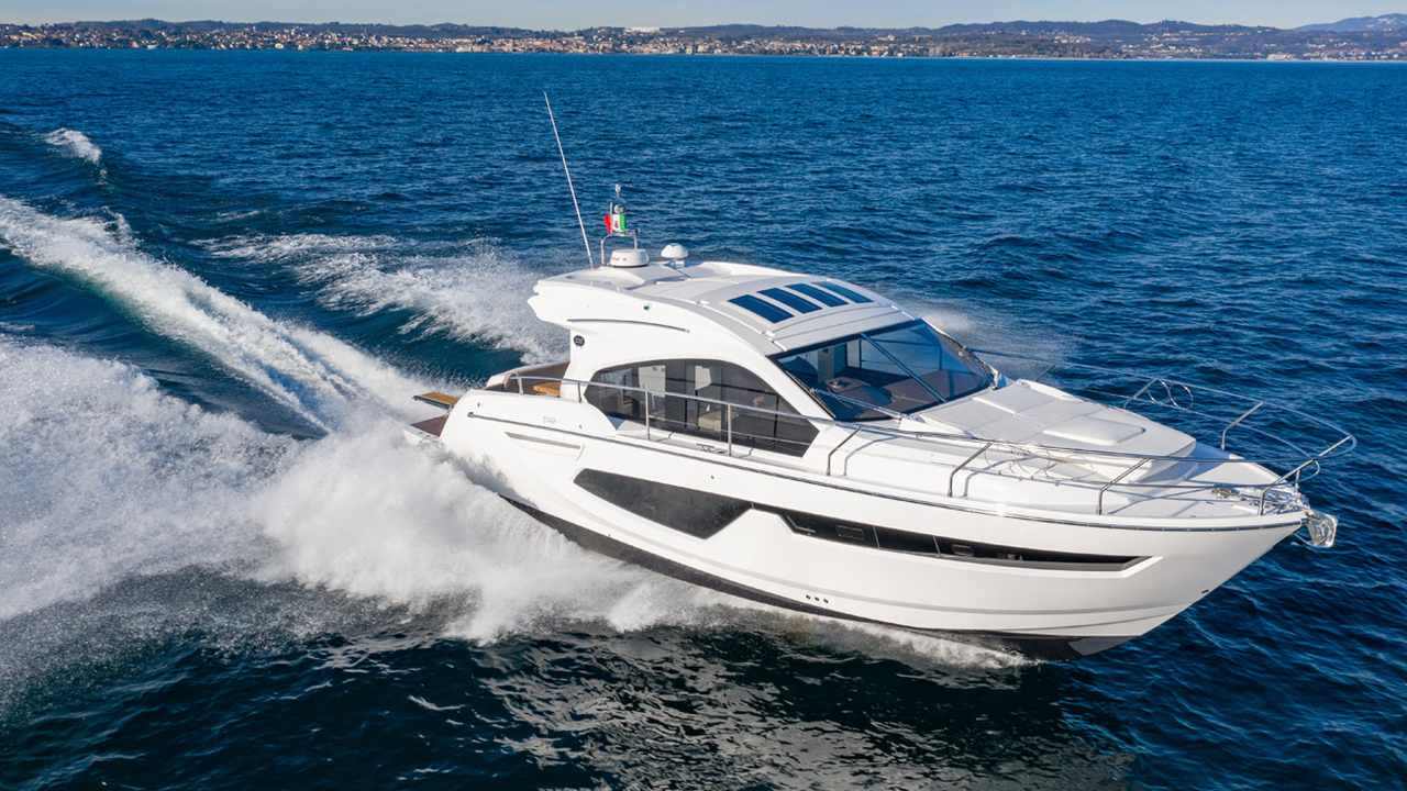 Sessa C42 in navigazione visto di prua