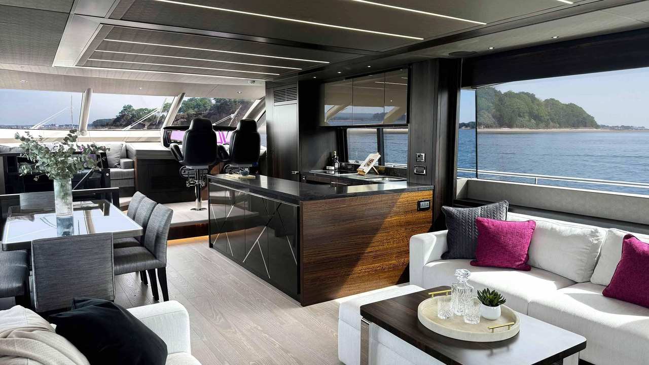 Sunseeker 76 Yacht in der Navigation