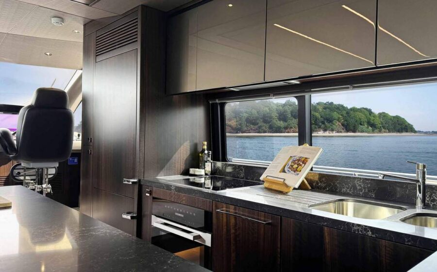 Sunseeker 76 Yacht outdoor bridge