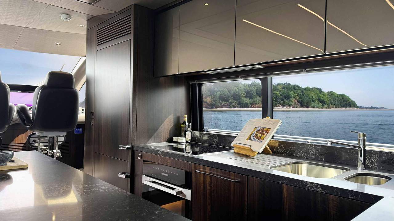 Ponte esterno del Sunseeker 76 Yacht