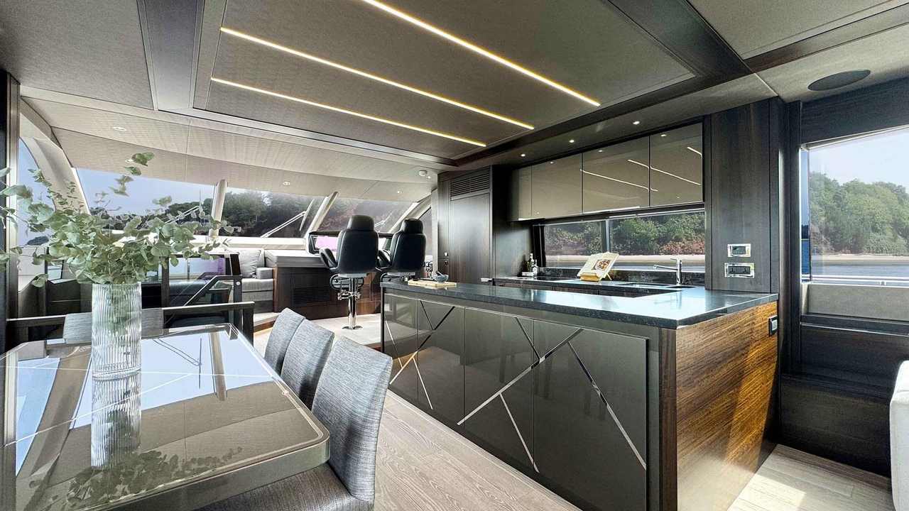 Cucina del Sunseeker 76 Yacht