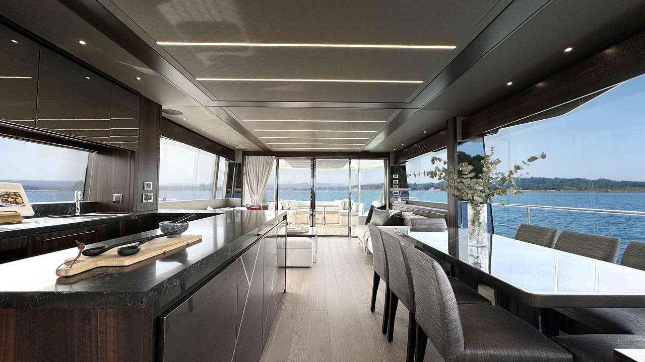 Cabina del Sunseeker 76 Yacht