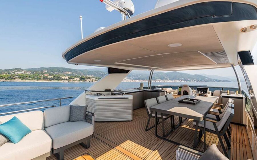 Flybridge de Navetta Absolute 70 en configuration conviviale