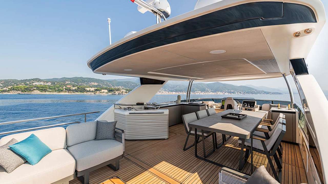 Flybridge of Absolute Navetta 70 in convivial configuration