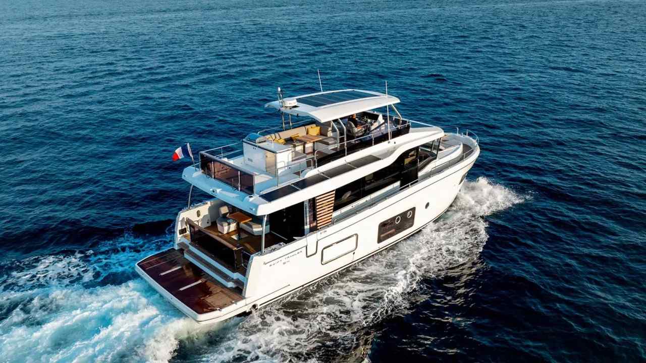 Beneteau Swift Trawler 54: passagemaker moderno con 3.440 litri di gasolio — fotografia 1