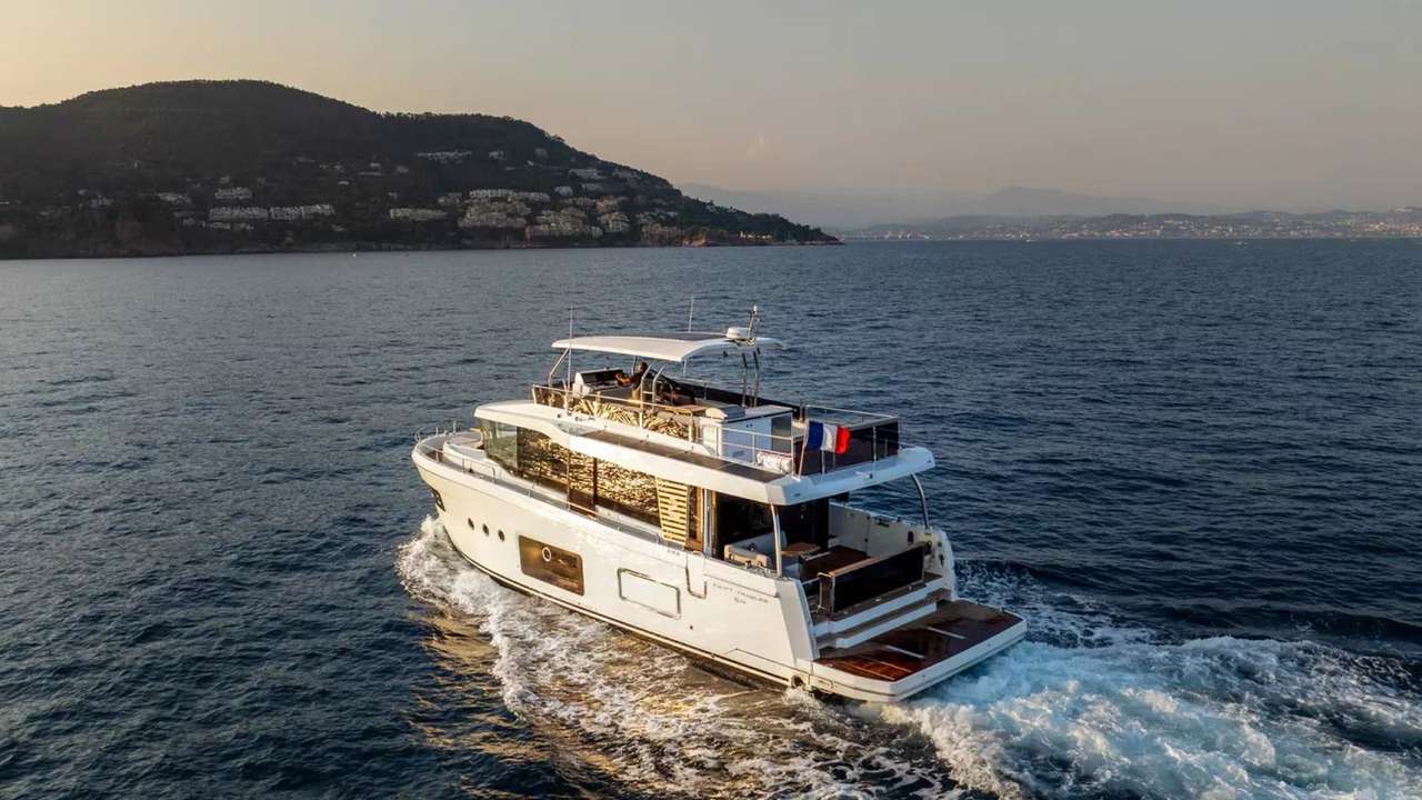 Beneteau Swift Trawler 54: passagemaker moderno con 3.440 litri di gasolio — fotografia 4